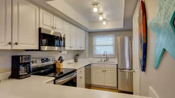 Condo, 2 quartos | Cozinha privada | Geladeira, fogão, cafeteira/chaleira, torradeira