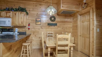 Huisje, 2 slaapkamers | Privékeuken | Een koelkast, een oven, een koffiezetapparaat/waterkoker