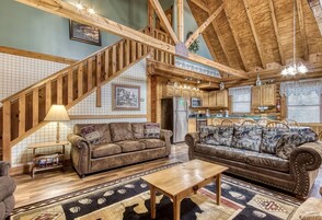 Cabin, 5 Bedrooms | Living area