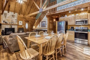 Cabin, 5 Bedrooms | Dining