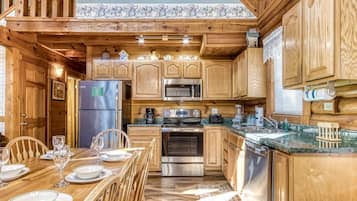 Hytte - 5 soveværelser | Privat køkken | Køleskab, ovn, kaffe-/temaskine, brødrister