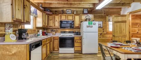 Cabane, 2 chambres | Cuisine privée | Réfrigérateur, four, cafetière/bouilloire, grille-pain