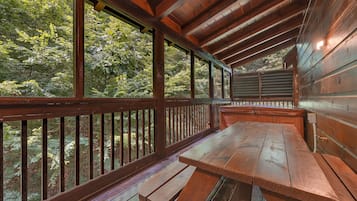 Cabin, 5 Bedrooms | Outdoor dining