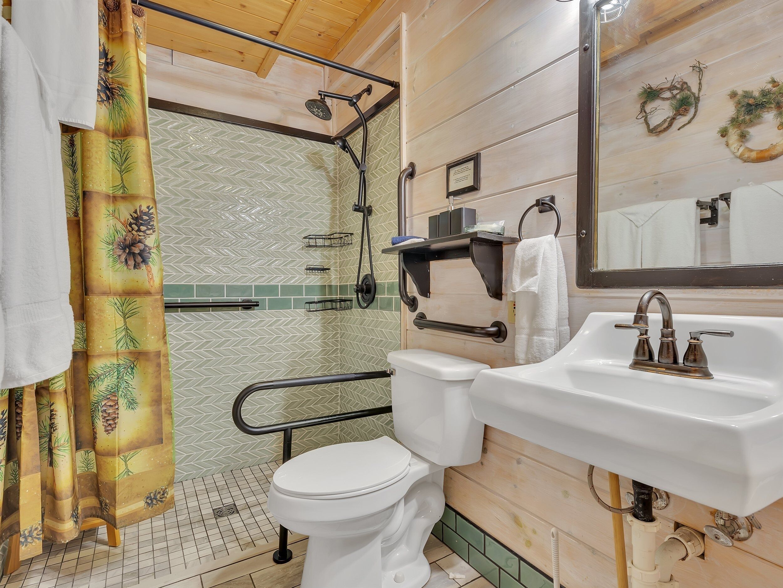 Een badkamer met douche, toilet, wastafel en spiegel.