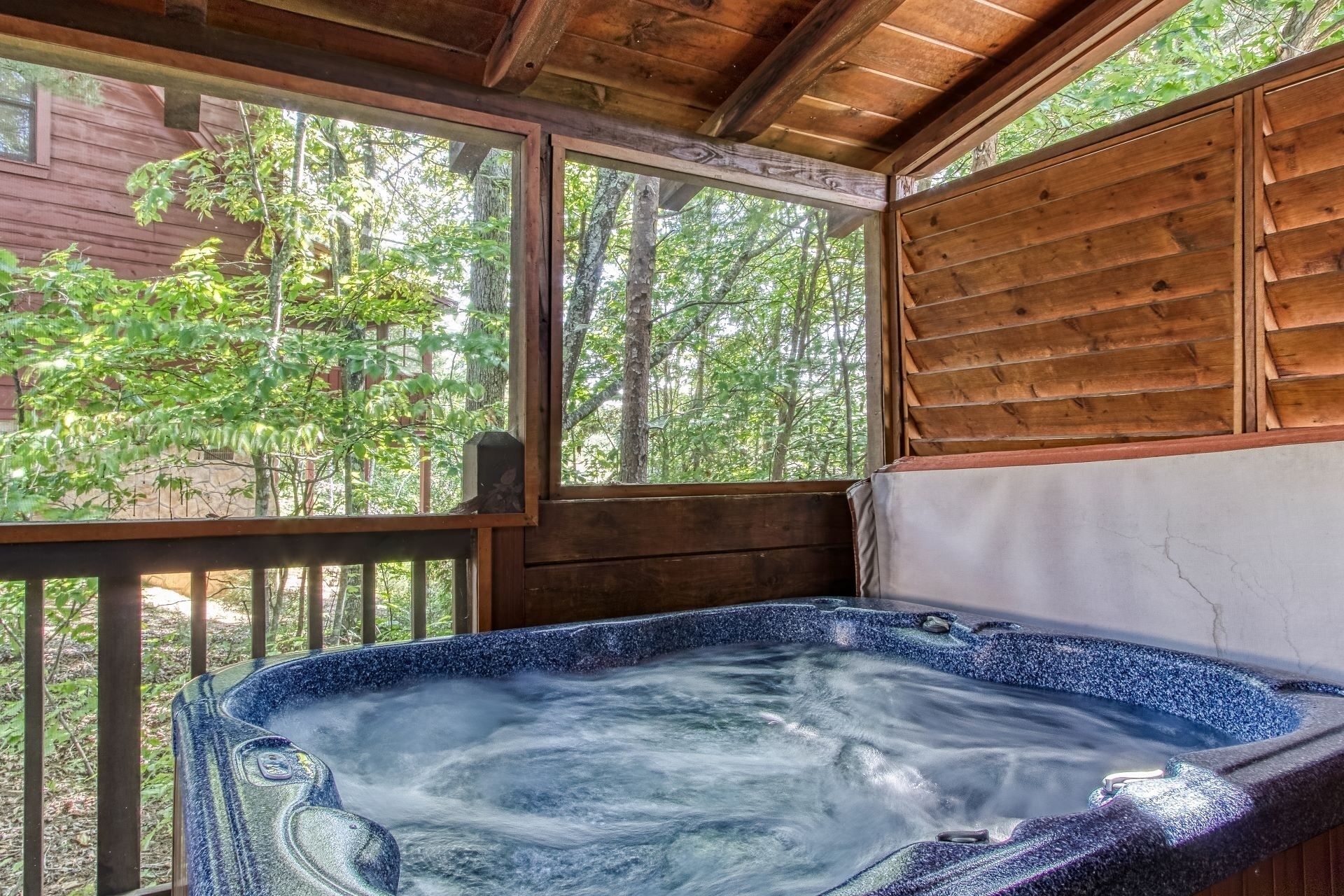 Cabaña, 1 habitación | Bañera de hidromasaje cubierta