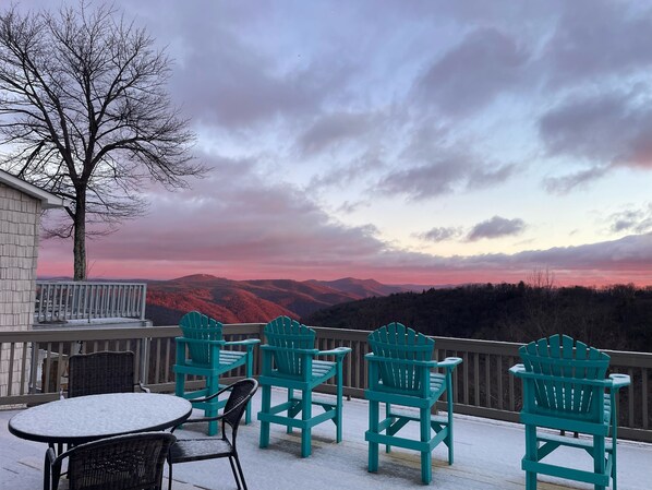 Outdoor dining - Olde Beau Cottage MAGNIFICENT VIEWS! (Glade Valley)