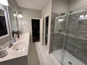 Een douche, een haardroger, handdoeken, zeep
