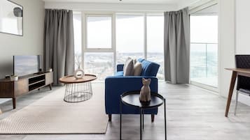 Apartment | Wohnbereich | 37-Zoll-Fernseher mit Kabelempfang, Netflix, Streaming-Dienste
