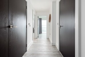 Apartment | Wohnbereich | 37-Zoll-Fernseher mit Kabelempfang, Netflix, Streaming-Dienste