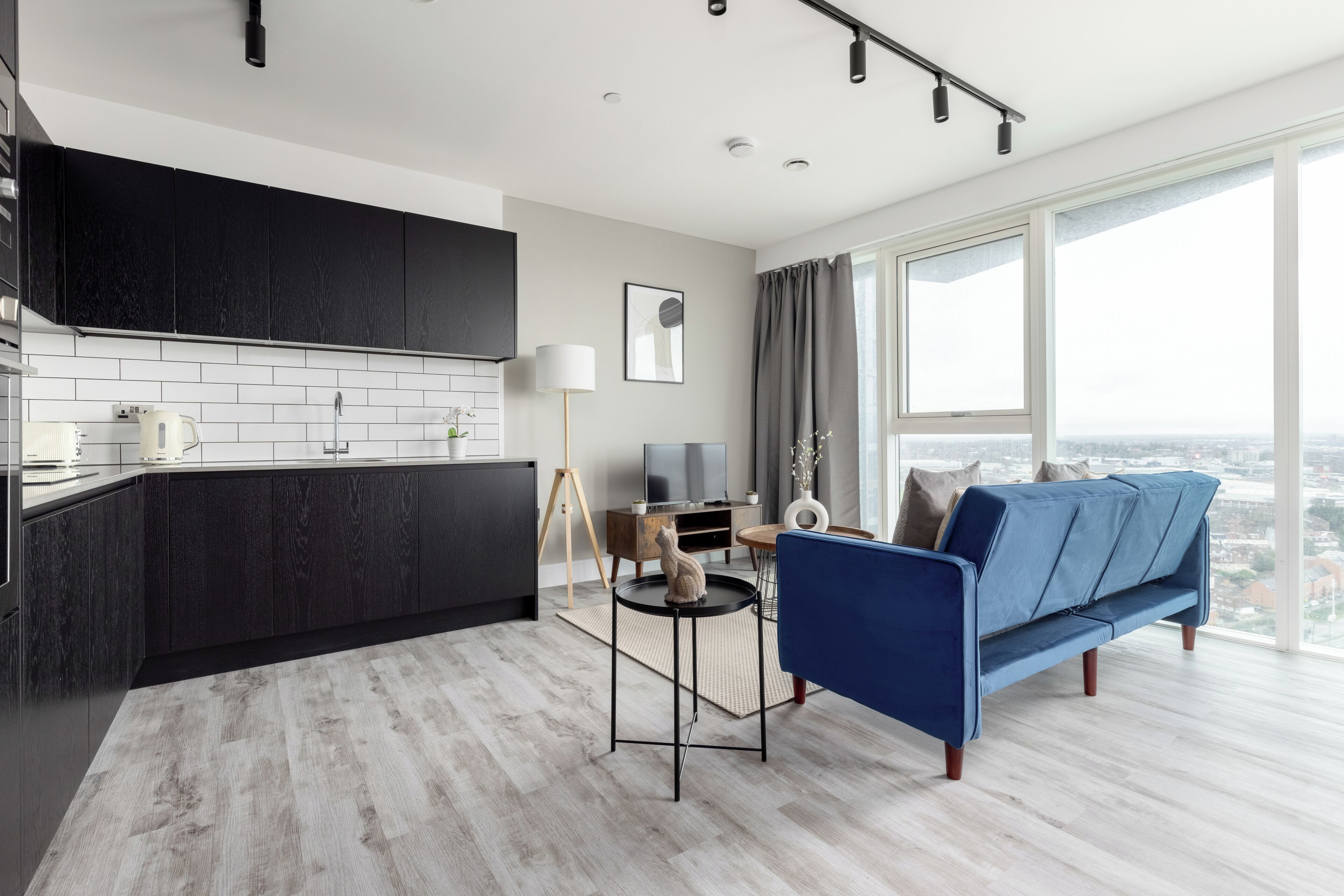 Un salon moderne avec un canapé, une table basse et un téléviseur.