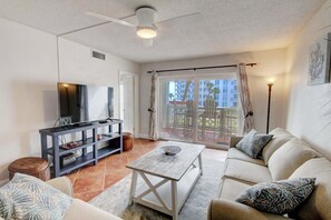 Condo, 2 habitaciones | Área de sala de estar