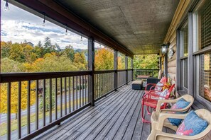 Terrace/patio - Er26 - Sasquatch Inn - Great Location! Close To Town Resort Pool! 2 Bedroom Cabin by RedAwning (Pigeon Forge)