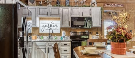 Cabin, 2 Bedrooms | Private kitchen | Fridge, oven, coffee/tea maker, toaster