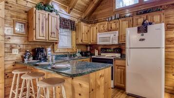 Cabin, 2 Bedrooms | Private kitchen | Fridge, oven, coffee/tea maker, toaster