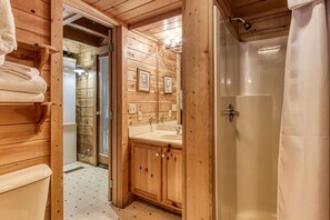 Cabane, 2 chambres | Salle de bain | Serviettes fournies