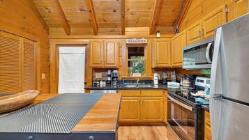 Cabin, 2 Bedrooms | Private kitchen | Fridge, oven, coffee/tea maker, toaster
