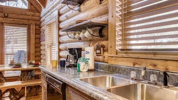 Cabin, 2 Bedrooms | Private kitchen | Fridge, oven, coffee/tea maker, toaster