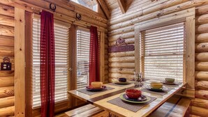 Kabin, 2 kamar tidur | Makan di kamar
