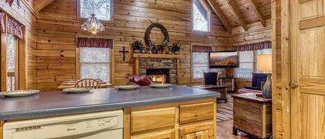 Cabin, 5 Bedrooms | Private kitchen | Fridge, oven, coffee/tea maker, toaster