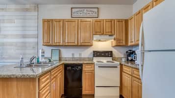 Condo, 3 Bedrooms | Private kitchen | Fridge, oven, coffee/tea maker, toaster