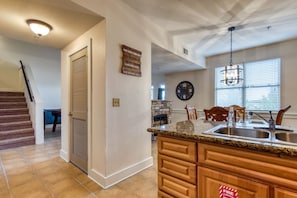 Condo, 3 Bedrooms | Lobi
