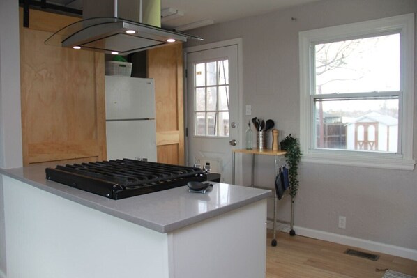 冷蔵庫、電子レンジ、オーブン、コンロ