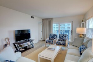 Condo, 2 Bedrooms | Living area
