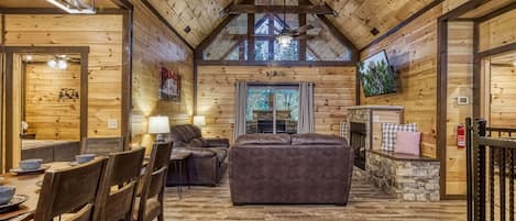Cabin, 3 Bedrooms | Dining