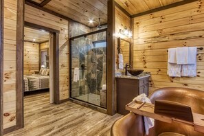 Cabin, 3 Bedrooms | Bathroom | Towels