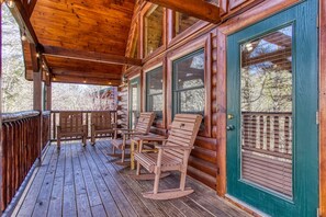 Balcony - Gatlinburg Enchantment - 3br - 3ba Sleeps 10! 3 Bedroom Cabin (Gatlinburg)