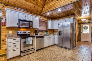 Private kitchen - Gatlinburg Enchantment - 3br - 3ba Sleeps 10! 3 Bedroom Cabin (Gatlinburg)