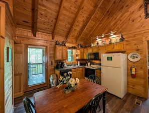 Cabane, 2 chambres | Cuisine privée | Réfrigérateur, four, cafetiÚre/bouilloire, grille-pain
