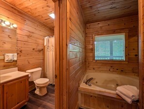 Cabin, 2 Bedrooms | Bathroom | Towels