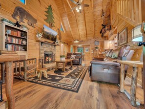 Ein gemütliches Blockhaus-Interieur mit Kamin, Ledermöbeln und Holzeinrichtung.