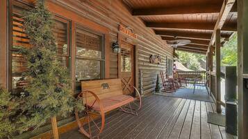 Cabin, 5 Bedrooms | Terrace/patio