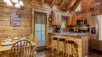 Refrigerador, horno, cafetera/tetera, tostadora