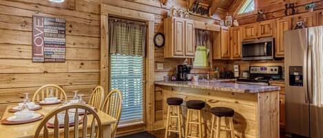 Cabaña, 2 habitaciones | Cocina privada | Frigorífico, horno, cafetera o tetera y tostadora