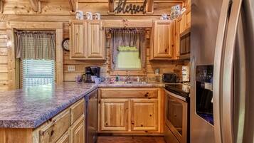 Refrigerador, horno, cafetera/tetera, tostadora