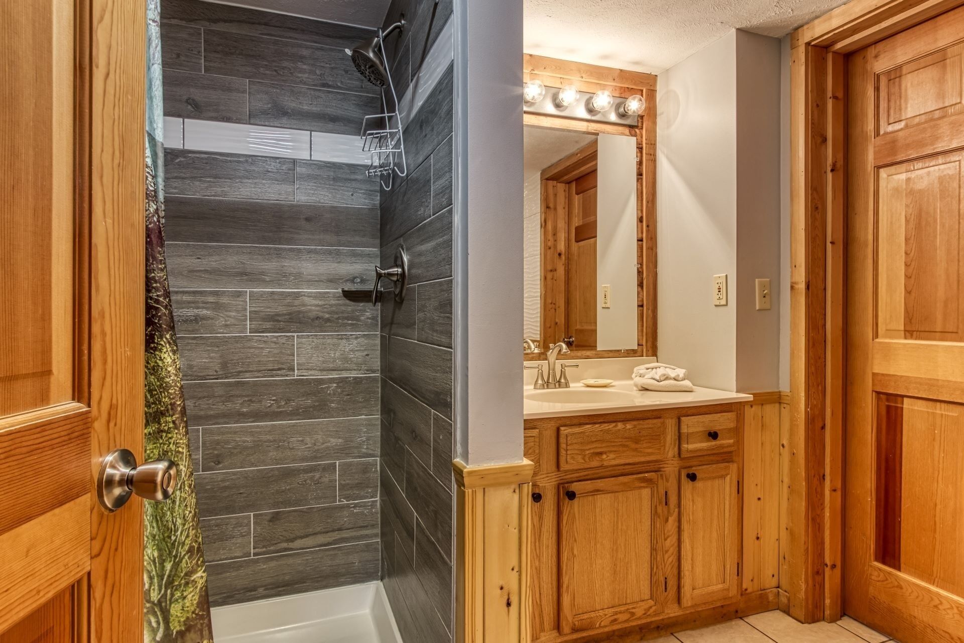 Chalet rustique, 2 chambres | Salle de bain | Serviettes fournies