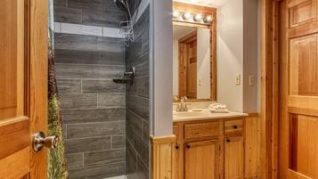 Chalet rustique, 2 chambres | Salle de bain | Serviettes fournies