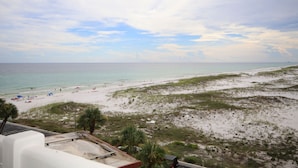 A beach with a view of the ocean and a grassy area. - 461 El Matador 2 Bedroom Condo by RedAwning (Fort Walton Beach)