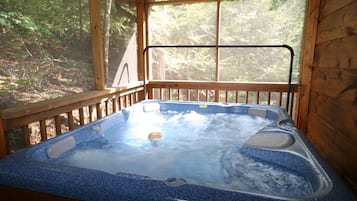Cabaña, 4 habitaciones | Tina de hidromasaje privada