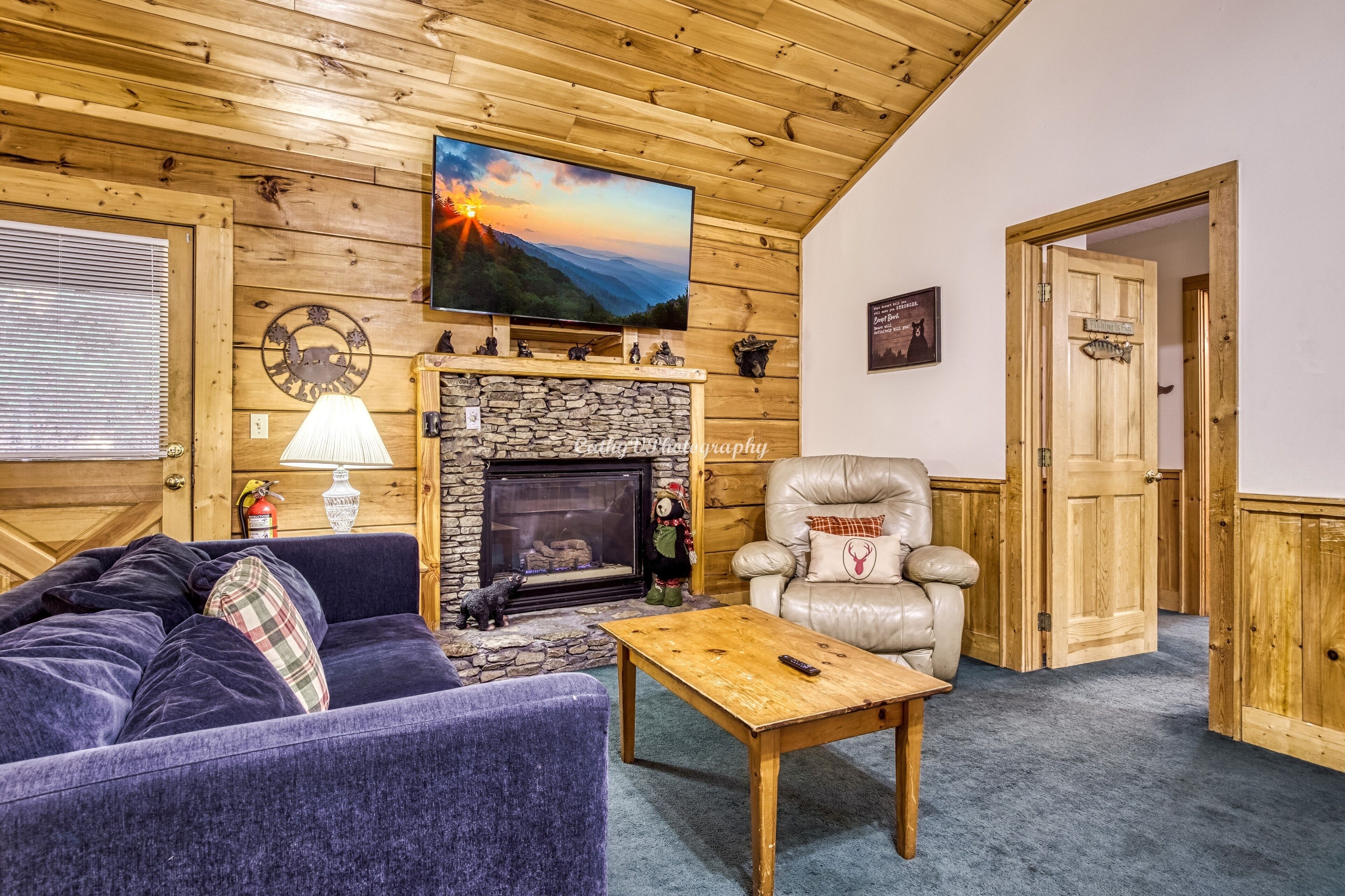 Cabin, 4 Bedrooms | Living area