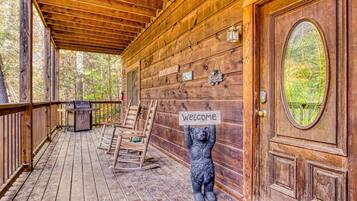 Cabin, 4 Bedrooms | Property grounds