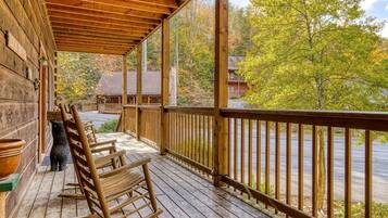 Cabin, 4 Bedrooms | Terrace/patio