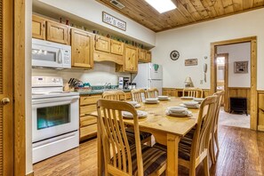 Refrigerador, horno, cafetera/tetera, tostadora