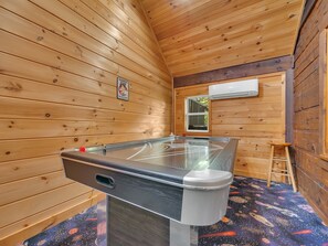 Cabin, 4 Bedrooms | Interior - Er3 - Best Of Both Worlds -great Location-close To Town 4 Bedroom Cabin by RedAwning (Pigeon Forge)