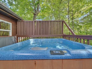 Cabin, 4 Bedrooms | Outdoor spa tub - Er3 - Best Of Both Worlds -great Location-close To Town 4 Bedroom Cabin by RedAwning (Pigeon Forge)