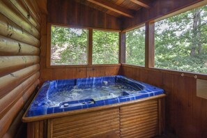 Cabin, 2 Bedrooms | Bathroom | Towels