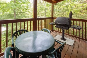 BBQ/picnic area - Er65 - Eagles Point - Great Location. Close To All The Action! 2 Bedroom Cabin by RedAwning (Pigeon Forge)